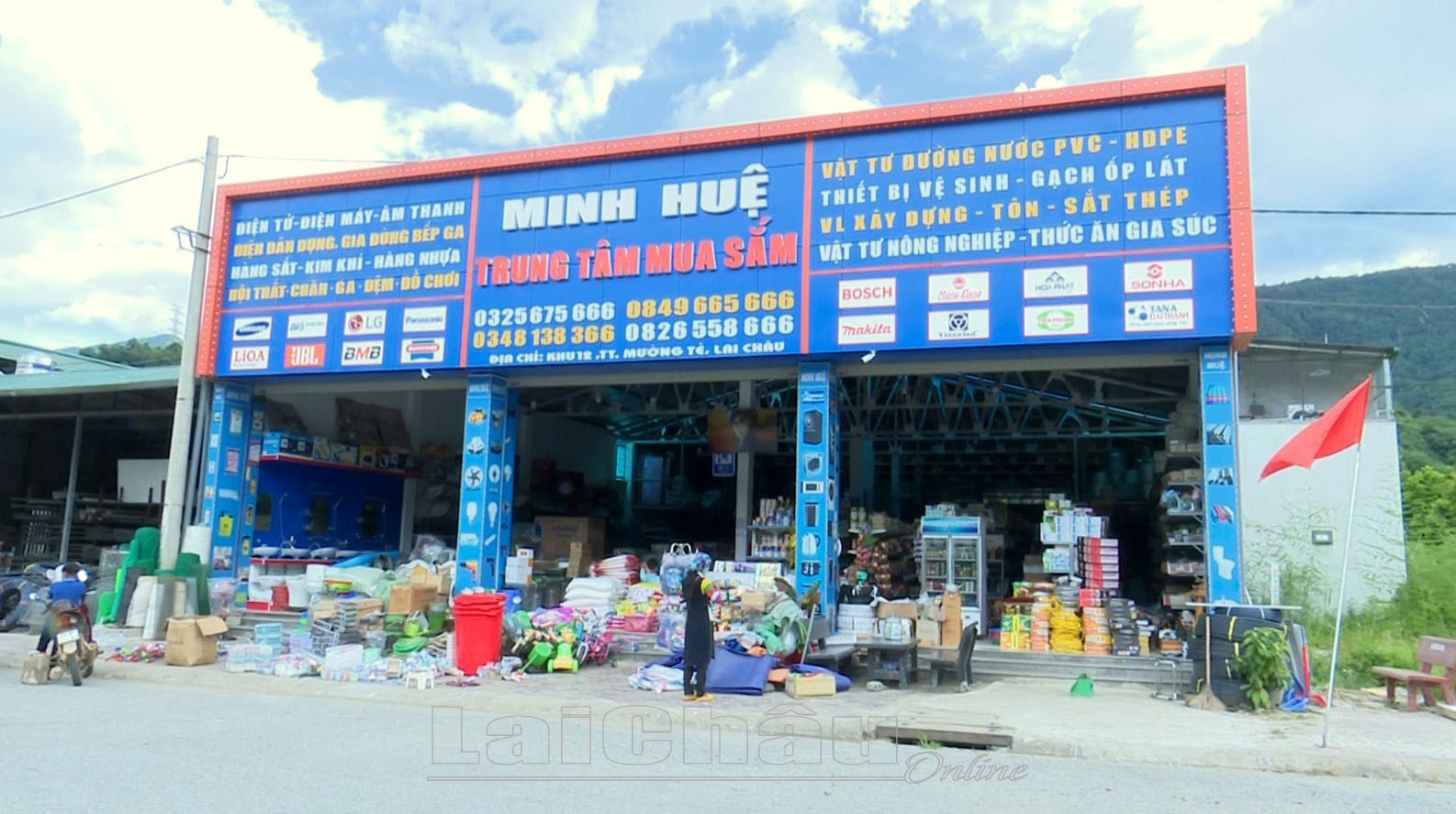 Kinh doanh đa dạng các mặt hàng, ở vị trí đắc địa, Trung tâm mua sắm Minh Huệ của gia đình bà Đặng Thị Huệ được nhiều người dân trong huyện lựa chọn.